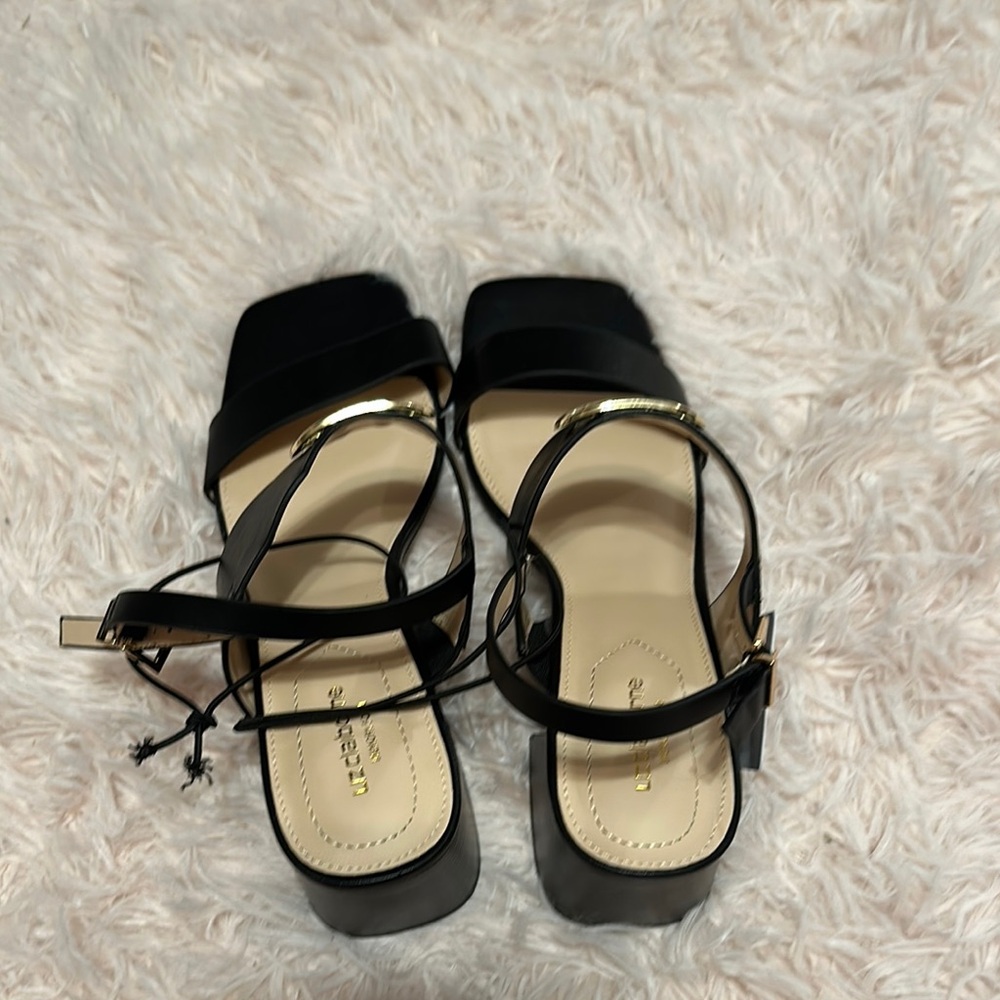 Liz Claiborne Black Heels with Sleek Design size 9 - Picture 3 of 7